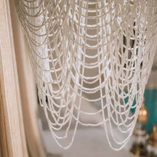 Charger l&#39;image dans la galerie, Grande suspension en perles blanche