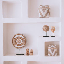 Charger l&#39;image dans la galerie, Bouclier Balinais en perles et coquillages