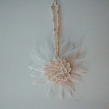 Load image into Gallery viewer, Mini Juju hat Bali Plumes et Coquillages Blanc