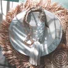 Load image into Gallery viewer, Suspension Perles de Bois et Coquillages Blancs