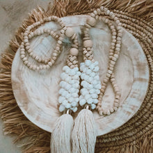 Load image into Gallery viewer, Suspension Perles de Bois et Coquillages Blancs