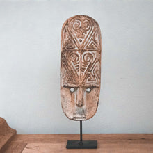 Load image into Gallery viewer, Masque en Bois de Timor Bawah