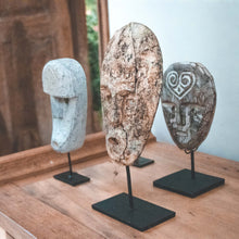 Load image into Gallery viewer, Masque en Bois de Timor Lama