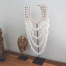 Load image into Gallery viewer, Grand Collier en Coquillages Blancs