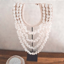 Load image into Gallery viewer, Grand Collier en Coquillages Blancs