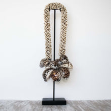 Load image into Gallery viewer, Grand Collier Coquillages Beiges et Tigre