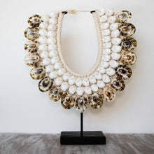 Load image into Gallery viewer, Collier Coquillages Blanc et Tigre