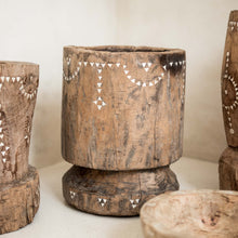 Load image into Gallery viewer, Grand pot en bois ancien incrusté de nacre