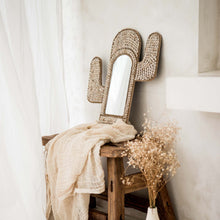 Load image into Gallery viewer, Miroir cactus boho en coquillages beige