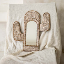 Load image into Gallery viewer, Miroir cactus boho en coquillages beige