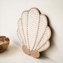 Charger l&#39;image dans la galerie, Coquillage décoratif en perles et coquillages blancs