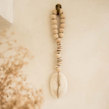Load image into Gallery viewer, Suspension en perles de bois et corail naturel
