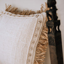 Charger l&#39;image dans la galerie, Housse de coussin en coton franges en raphia et coquillages